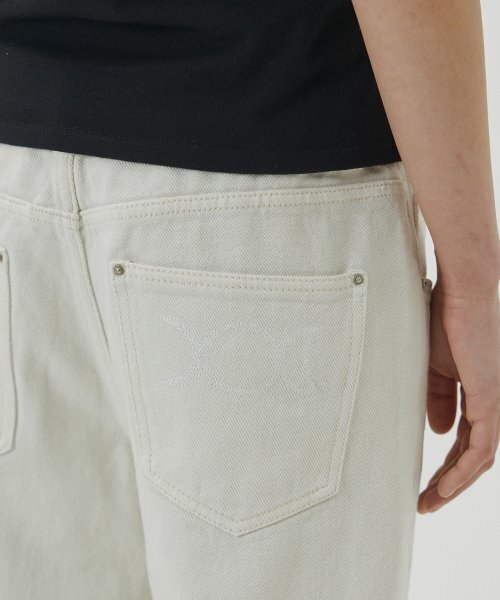 MAISON MINED（メゾンミネド）の「(W) TRIPLE MOON ZIPPER DENIM PANTS - WHITE（デニムパンツ・レディース・その他・1/2）」の4枚目の写真