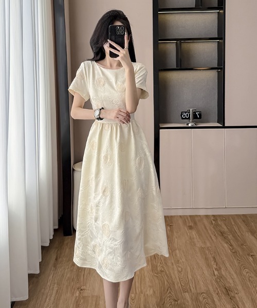 AMAJI(アマジ)の「ラウンドネック半袖ウエスト切替ジャガードロングワンピース(ワンピース・レディース・ベージュ・X-LARGE/LARGE/MEDIUM/SMALL)」の1枚目の写真