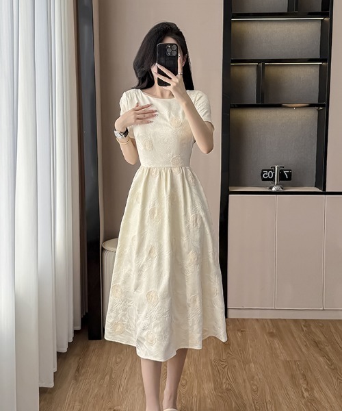 AMAJI(アマジ)の「ラウンドネック半袖ウエスト切替ジャガードロングワンピース(ワンピース・レディース・ベージュ・X-LARGE/LARGE/MEDIUM/SMALL)」の2枚目の写真