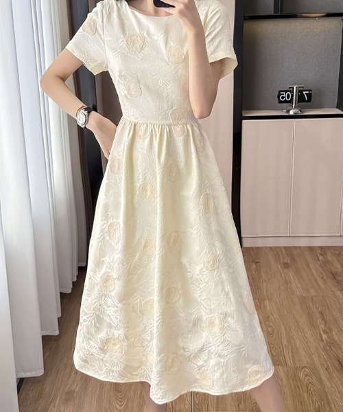 AMAJI(アマジ)の「ラウンドネック半袖ウエスト切替ジャガードロングワンピース(ワンピース・レディース・ベージュ・X-LARGE/LARGE/MEDIUM/SMALL)」の3枚目の写真