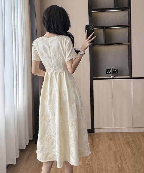 AMAJI(アマジ)の「ラウンドネック半袖ウエスト切替ジャガードロングワンピース(ワンピース・レディース・ベージュ・X-LARGE/LARGE/MEDIUM/SMALL)」の4枚目の写真