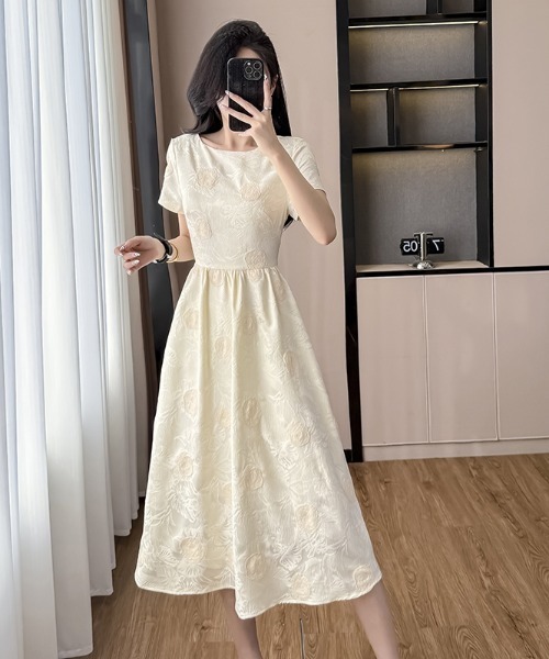 AMAJI(アマジ)の「ラウンドネック半袖ウエスト切替ジャガードロングワンピース(ワンピース・レディース・ベージュ・X-LARGE/LARGE/MEDIUM/SMALL)」の5枚目の写真