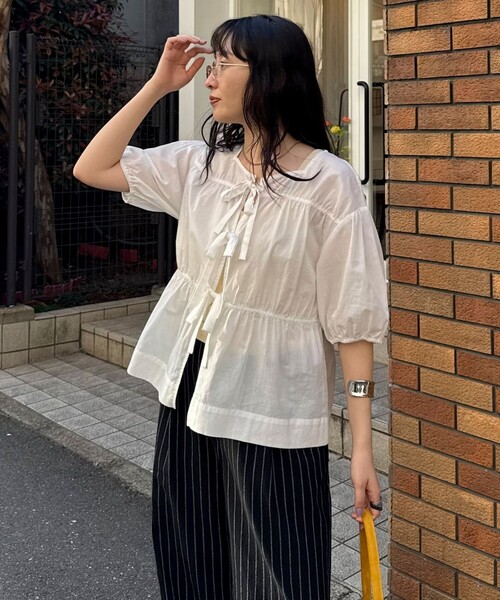 fredy emue(フレディエミュ)の「フロントリボンブラウス(シャツ/ブラウス・レディース・ブラック/オフホワイト・38)」の1枚目の写真
