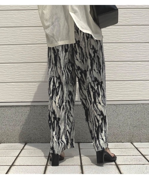 Q（キュー）の「ペイント柄パンツ（その他パンツ・レディース・ブラック系/ブルー系・MEDIUM）」の4枚目の写真