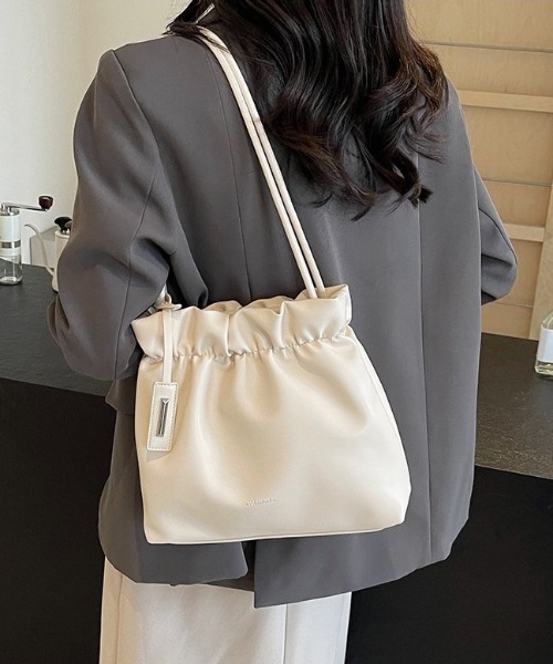 HAILY(ヘイリー)の「ソフトフェイクレザー巾着型ギャザーショルダーバッグ(ショルダーバッグ・レディース・ブラック/アイボリー・FREE)」の5枚目の写真