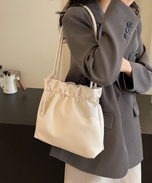HAILY(ヘイリー)の「ソフトフェイクレザー巾着型ギャザーショルダーバッグ(ショルダーバッグ・レディース・ブラック/アイボリー・FREE)」の6枚目の写真