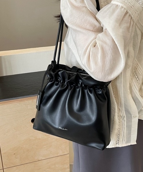 HAILY(ヘイリー)の「ソフトフェイクレザー巾着型ギャザーショルダーバッグ(ショルダーバッグ・レディース・ブラック/アイボリー・FREE)」の17枚目の写真