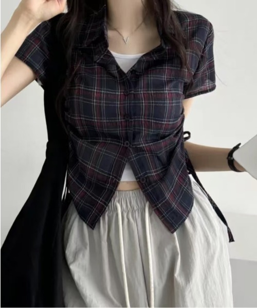 Emilie(エミリー)の「シアーチェック柄サイドシャーリング半袖ブラウス(シャツ/ブラウス・レディース・ネイビー/ライトブルー・FREE)」の5枚目の写真