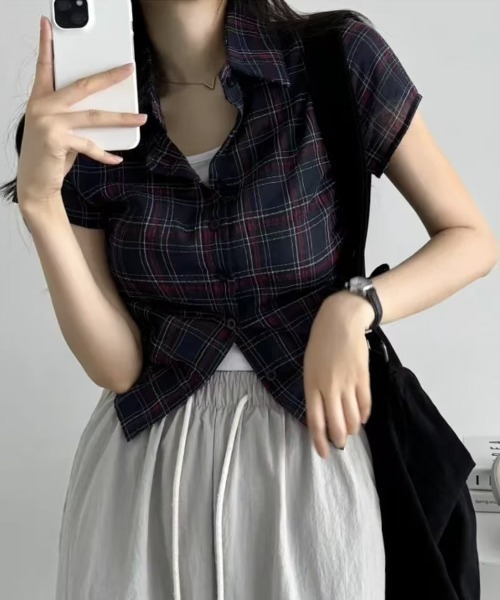Emilie(エミリー)の「シアーチェック柄サイドシャーリング半袖ブラウス(シャツ/ブラウス・レディース・ネイビー/ライトブルー・FREE)」の4枚目の写真