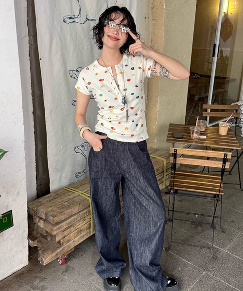 AsheKsha(アシクシャ)の「趣味フルーツプリントのヘンリーネックフィット半袖Tシャツ(Tシャツ/カットソー・レディース・ホワイト・M)」の2枚目の写真