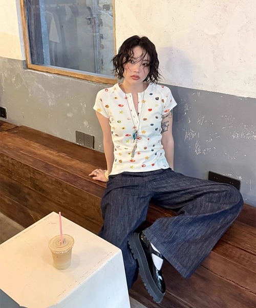 AsheKsha(アシクシャ)の「趣味フルーツプリントのヘンリーネックフィット半袖Tシャツ(Tシャツ/カットソー・レディース・ホワイト・M)」の3枚目の写真