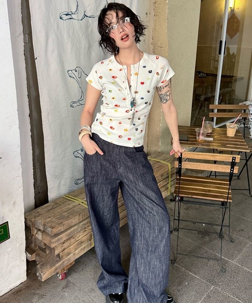 AsheKsha(アシクシャ)の「趣味フルーツプリントのヘンリーネックフィット半袖Tシャツ(Tシャツ/カットソー・レディース・ホワイト・M)」の4枚目の写真