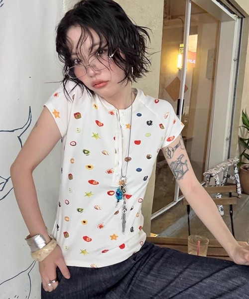 AsheKsha(アシクシャ)の「趣味フルーツプリントのヘンリーネックフィット半袖Tシャツ(Tシャツ/カットソー・レディース・ホワイト・M)」の5枚目の写真