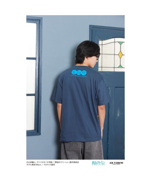 AIR TWOKYO（エアトゥーキョー）の「TVアニメ『葬送のフリーレン』 第1弾 シーンイラストTシャツ 1（冒険の終わり）（Tシャツ/カットソー・レディース・グレー系その他・X-LARGE/SMALL/LARGE/MEDIUM/XX-LARGE）」の2枚目の写真