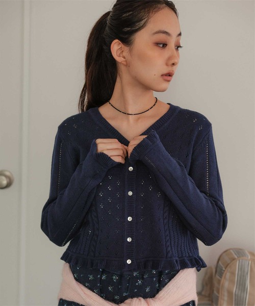 miette(ミエット)の「アイレット柄Vネックショートニットカーディガン(カーディガン/ボレロ・レディース・レッド/ライトピンク/ライトグレー/ネイビー・FREE)」の3枚目の写真