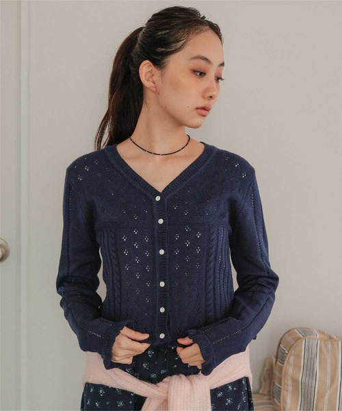 miette(ミエット)の「アイレット柄Vネックショートニットカーディガン(カーディガン/ボレロ・レディース・レッド/ライトピンク/ライトグレー/ネイビー・FREE)」の7枚目の写真