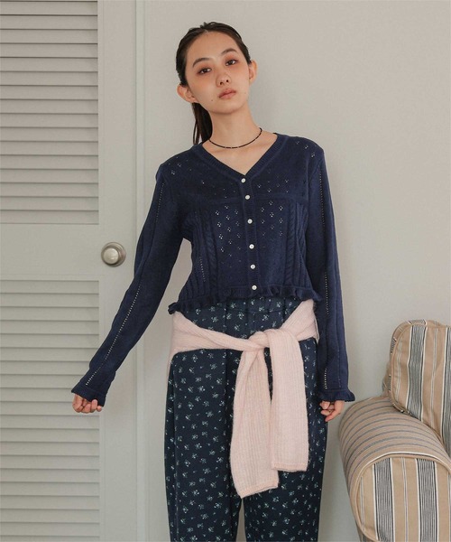 miette(ミエット)の「アイレット柄Vネックショートニットカーディガン(カーディガン/ボレロ・レディース・レッド/ライトピンク/ライトグレー/ネイビー・FREE)」の8枚目の写真