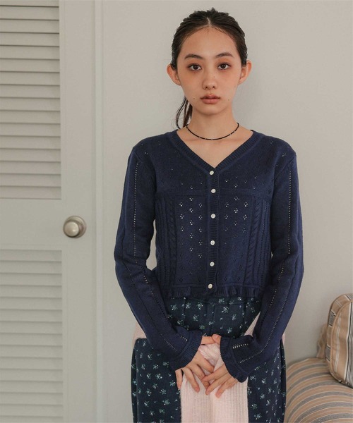 miette(ミエット)の「アイレット柄Vネックショートニットカーディガン(カーディガン/ボレロ・レディース・レッド/ライトピンク/ライトグレー/ネイビー・FREE)」の10枚目の写真