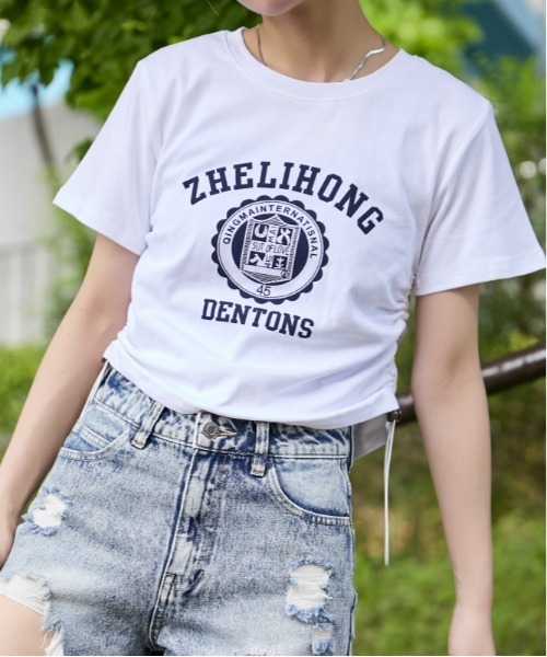 GORGE(ゴージ)の「《短丈・裾シャーリング》カレッジロゴTシャツ/カジュアル×トレンド/春夏/全3色(Tシャツ/カットソー・レディース・ピンク/オフホワイト/ブラック・F)」の1枚目の写真