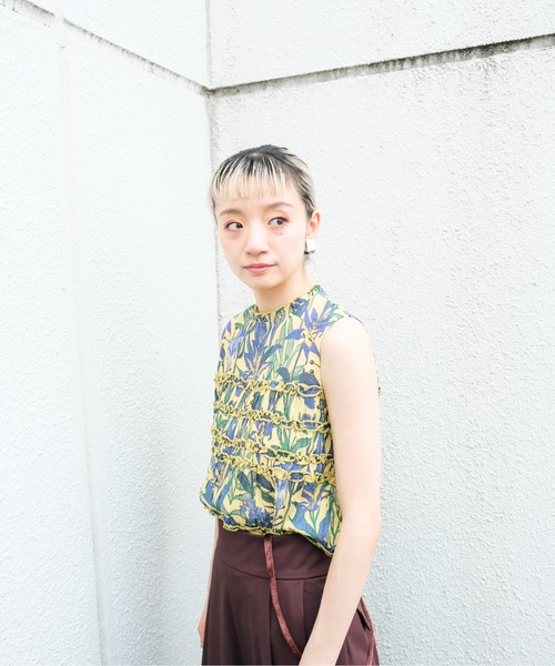 DOLLUPOOPS(ドールアップウップス)の「Lily Print Frill Gather Blouse(リリープリントフリルギャザーブラウス)(シャツ/ブラウス・レディース・チャコール/イエロー・FREE)」の3枚目の写真