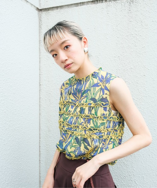 DOLLUPOOPS(ドールアップウップス)の「Lily Print Frill Gather Blouse(リリープリントフリルギャザーブラウス)(シャツ/ブラウス・レディース・チャコール/イエロー・FREE)」の4枚目の写真