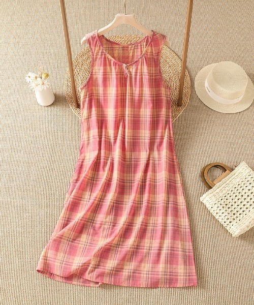 LUCPY(ラクピー)の「チェック柄 ノースリーブフレアワンピース(ワンピース・レディース・レッド・MEDIUM/LARGE/X-LARGE/XX-LARGE)」の1枚目の写真