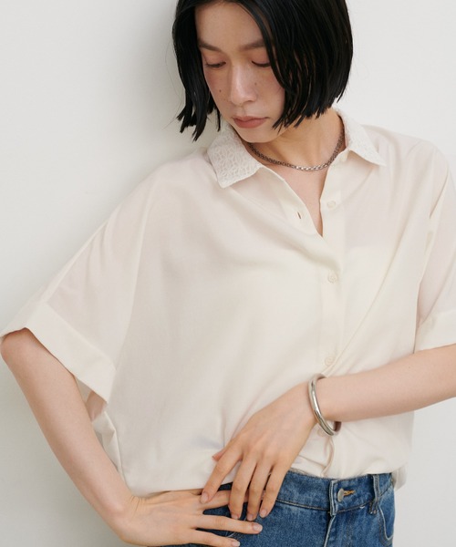 LARUTA(ラルータ)の「【LARUTA】衿レースフィブリルサテンシャツ(シャツ/ブラウス・レディース・ダークブラウン/ライトグレー/ブルー/オフホワイト・MEDIUM)」の2枚目の写真