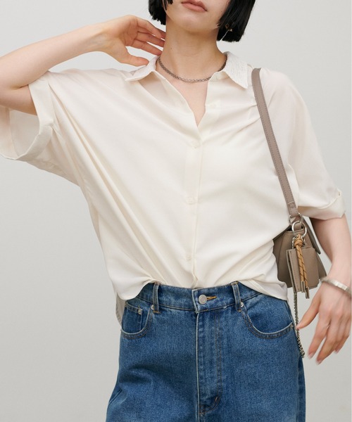 LARUTA(ラルータ)の「【LARUTA】衿レースフィブリルサテンシャツ(シャツ/ブラウス・レディース・ダークブラウン/ライトグレー/ブルー/オフホワイト・MEDIUM)」の6枚目の写真