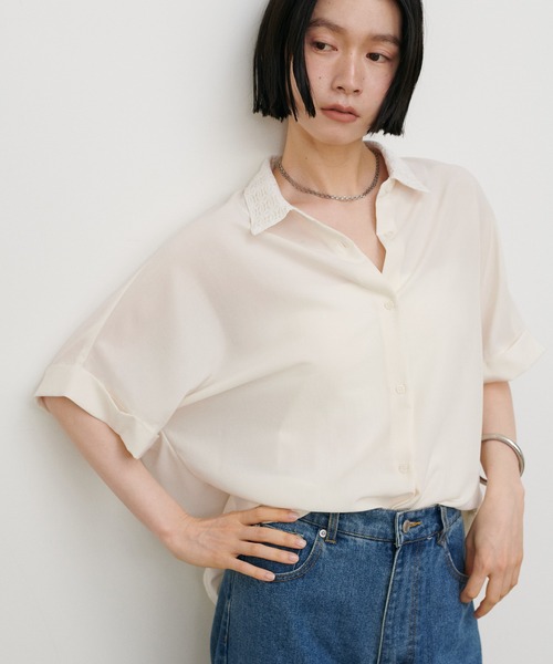 LARUTA(ラルータ)の「【LARUTA】衿レースフィブリルサテンシャツ(シャツ/ブラウス・レディース・ダークブラウン/ライトグレー/ブルー/オフホワイト・MEDIUM)」の5枚目の写真