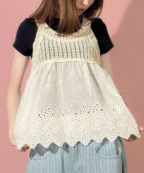 MAISON SELECT(メゾンセレクト)の「7E5 ニット切り替え レース刺繍ビスチェ(ベスト・レディース・ホワイト/ベージュ・FREE)」の1枚目の写真