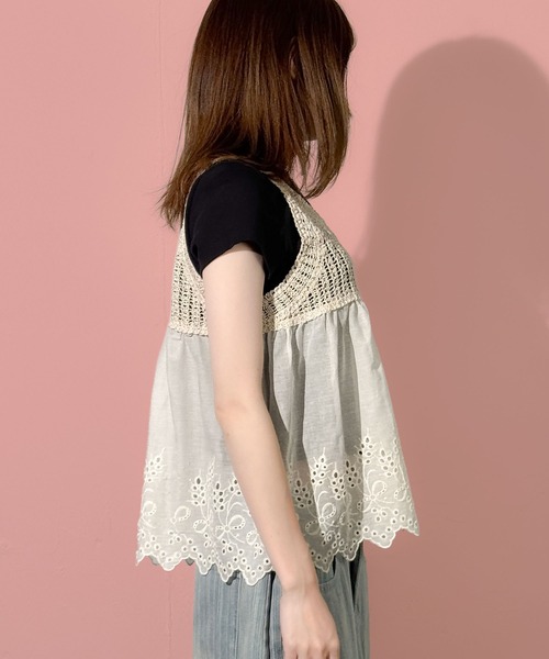 MAISON SELECT(メゾンセレクト)の「7E5 ニット切り替え レース刺繍ビスチェ(ベスト・レディース・ホワイト/ベージュ・FREE)」の3枚目の写真