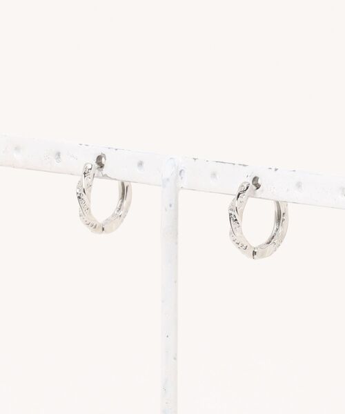 B.I.D.(ビーアイディー)の「《Bz》【456894】メンズロゴツイストフープピアス(RZ)(ピアス(両耳用)・メンズ・シルバー・FREE)」の2枚目の写真