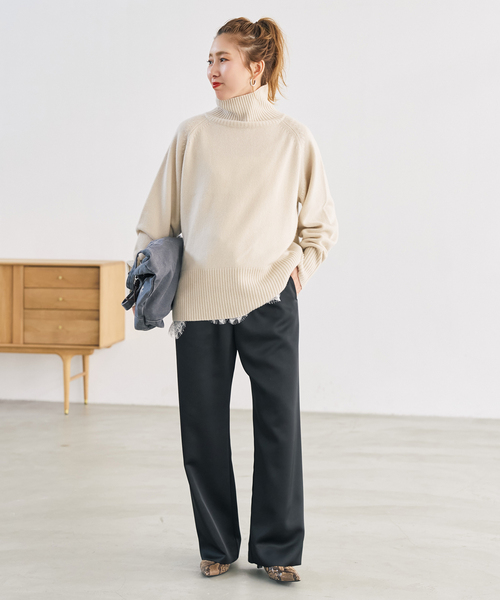 Spick & Span(スピックアンドスパン)の「裏微起毛サテンイージーパンツ(スラックス・レディース・ベージュ/ブラック・38/36/40)」の3枚目の写真