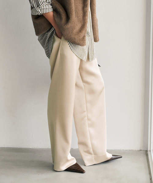 Spick & Span(スピックアンドスパン)の「裏微起毛サテンイージーパンツ(スラックス・レディース・ベージュ/ブラック・38/36/40)」の14枚目の写真