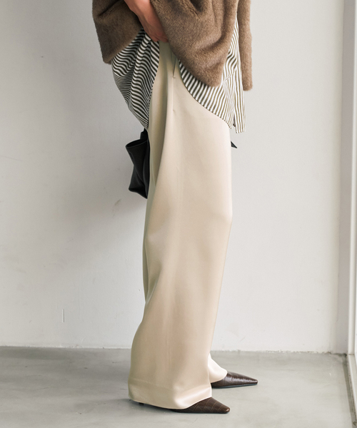 Spick & Span(スピックアンドスパン)の「裏微起毛サテンイージーパンツ(スラックス・レディース・ベージュ/ブラック・38/36/40)」の15枚目の写真