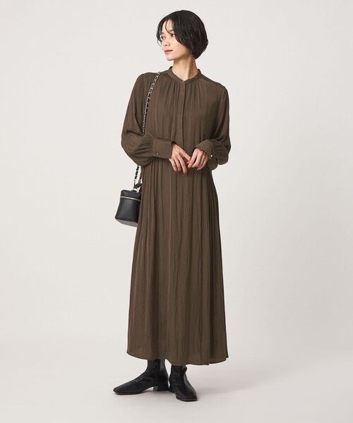 green label relaxing（グリーンレーベルリラクシング）の「［size SHORTあり］サテン ギャザー ロングスリーブ ワンピース（ワンピース・レディース・ダークブラウン/その他1/ネイビー・FREE/SHORT）」の4枚目の写真