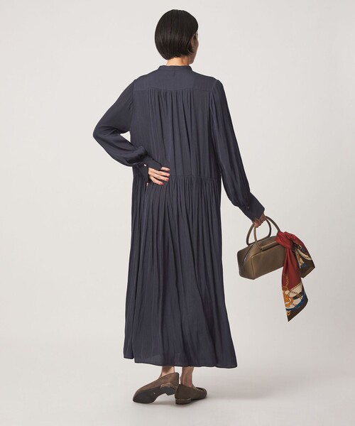 green label relaxing（グリーンレーベルリラクシング）の「［size SHORTあり］サテン ギャザー ロングスリーブ ワンピース（ワンピース・レディース・ダークブラウン/その他1/ネイビー・FREE/SHORT）」の10枚目の写真