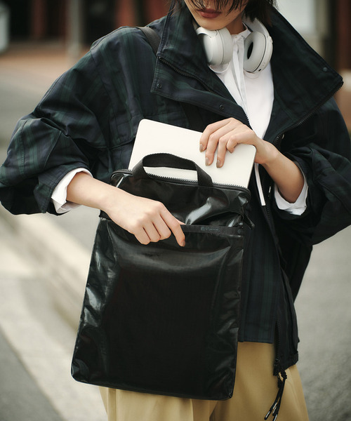 LeSportsac(レスポートサック)の「N/S LAPTOP BAG ブラックシャイン(ショルダーバッグ・レディース・ブラック・FREE)」の6枚目の写真