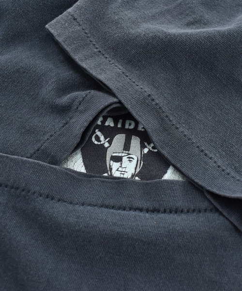 NBA/NFL/NHL/MLB(エヌビーエーエヌエフエルエヌエイチエルエムエルビー)の「【USED】90's T.A.G "RAIDERS THUMBS UP!" マルチプリント Tシャツ USA製(Tシャツ/カットソー・メンズ・ブラック・X-LARGE)」の4枚目の写真