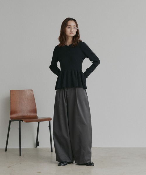 ad thie(アドティエ)の「ペプラム ポロ カラー ニット(ニット/セーター・レディース・ボルドー/アイボリー/グレー/ブラック・FREE)」の5枚目の写真