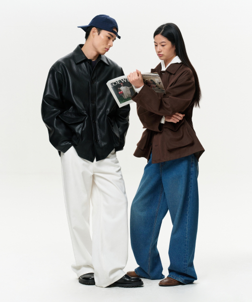 ERA(エラ)の「UNISEX ERA FAUX SUEDE SAFARI JACKET - BROWN(テーラードジャケット・レディース・その他・SMALL/MEDIUM/LARGE)」の2枚目の写真