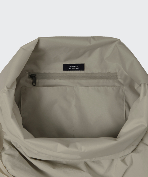 MUSINSA STANDARD（ムシンサスタンダード）の「クリンクルドローストリングイージークロスバッグ [グレイッシュベージュ]（メッセンジャーバッグ・メンズ・その他・F）」の5枚目の写真