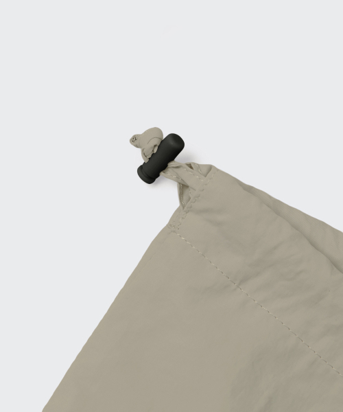 MUSINSA STANDARD（ムシンサスタンダード）の「クリンクルドローストリングイージークロスバッグ [グレイッシュベージュ]（メッセンジャーバッグ・メンズ・その他・F）」の6枚目の写真