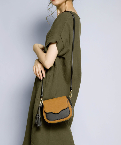 PLAIN CLOTHING（プレーンクロージング）の「タッセル付き切り替えショルダーバッグ【PLAIN CLOTHING】（ショルダーバッグ・レディース・グレー/ブラック/レッド/キャメル・FREE）」の4枚目の写真