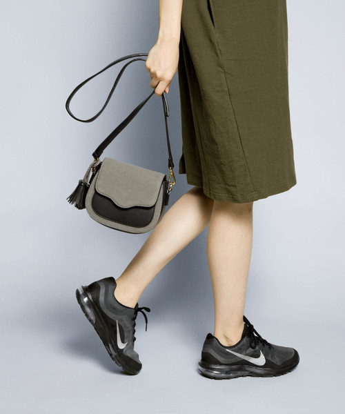 PLAIN CLOTHING（プレーンクロージング）の「タッセル付き切り替えショルダーバッグ【PLAIN CLOTHING】（ショルダーバッグ・レディース・グレー/ブラック/レッド/キャメル・FREE）」の3枚目の写真