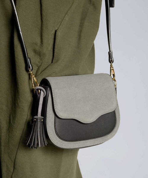 PLAIN CLOTHING（プレーンクロージング）の「タッセル付き切り替えショルダーバッグ【PLAIN CLOTHING】（ショルダーバッグ・レディース・グレー/ブラック/レッド/キャメル・FREE）」の15枚目の写真