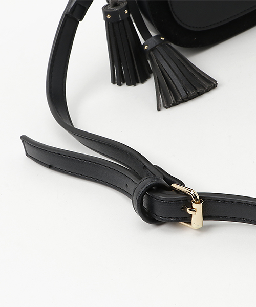 PLAIN CLOTHING（プレーンクロージング）の「タッセル付き切り替えショルダーバッグ【PLAIN CLOTHING】（ショルダーバッグ・レディース・グレー/ブラック/レッド/キャメル・FREE）」の8枚目の写真