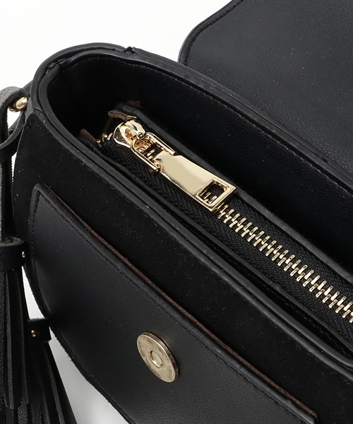 PLAIN CLOTHING（プレーンクロージング）の「タッセル付き切り替えショルダーバッグ【PLAIN CLOTHING】（ショルダーバッグ・レディース・グレー/ブラック/レッド/キャメル・FREE）」の9枚目の写真