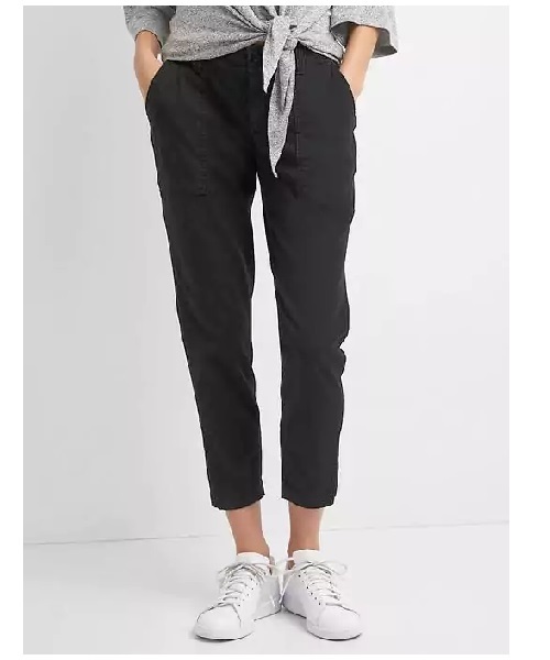 GAP(ギャップ)の「ガールフレンド ユーティリティチノ(チノパンツ・レディース・ベージュ/サファリグリーン/ブラック・6/4/8/2/000/00/0)」の1枚目の写真