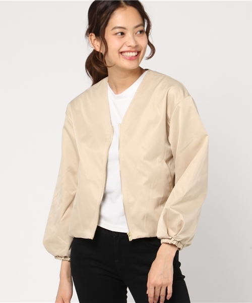 RAY CASSIN（レイカズン）の「袖ギャザーＶネックブルゾン（ブルゾン・レディース・ネイビー/ベージュ/ラベンダー・FREE）」の4枚目の写真